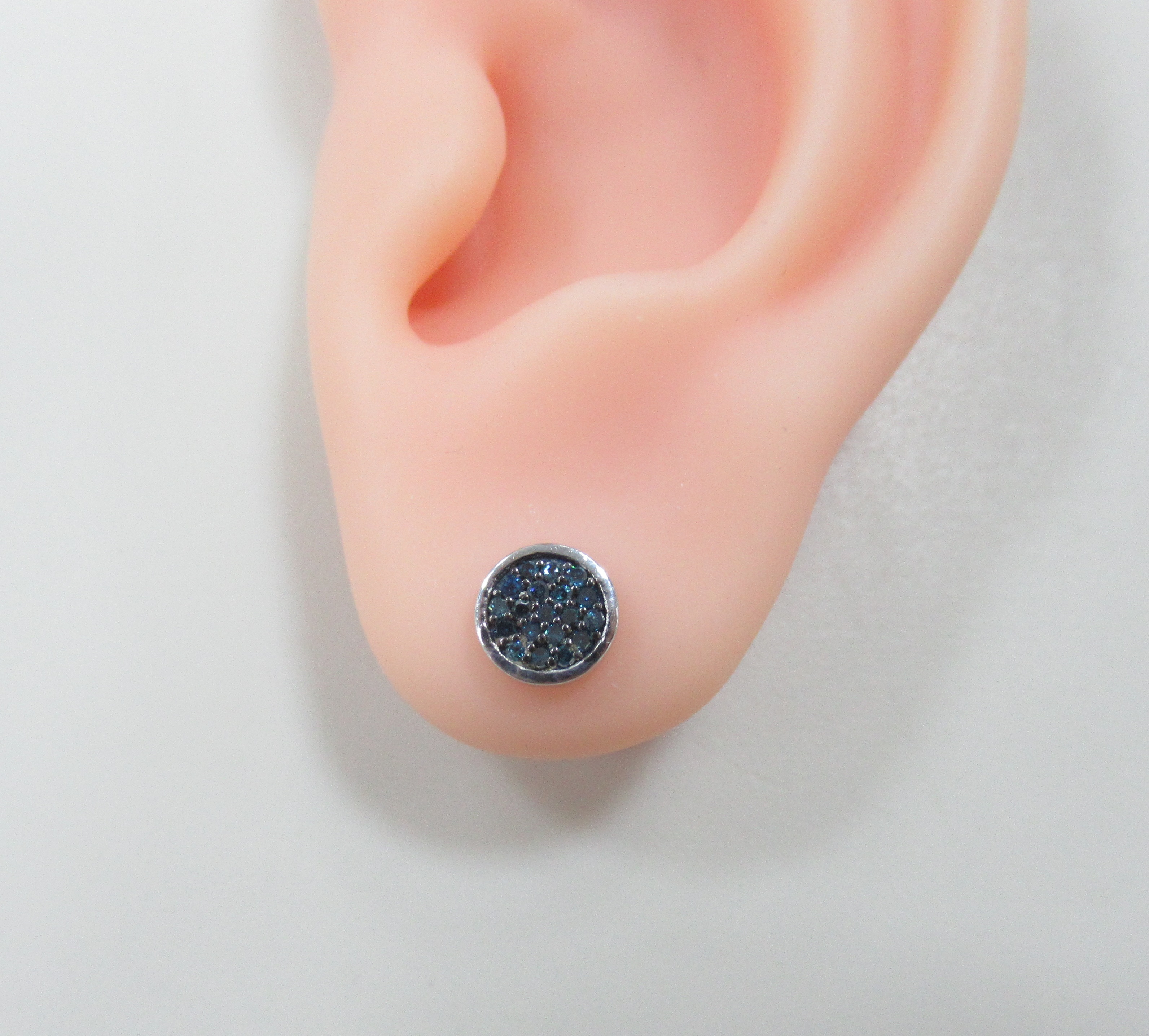 Серебряные серьги-пусеты с голубыми бриллиантами